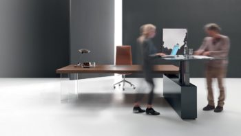 Centre column height adjustable desk